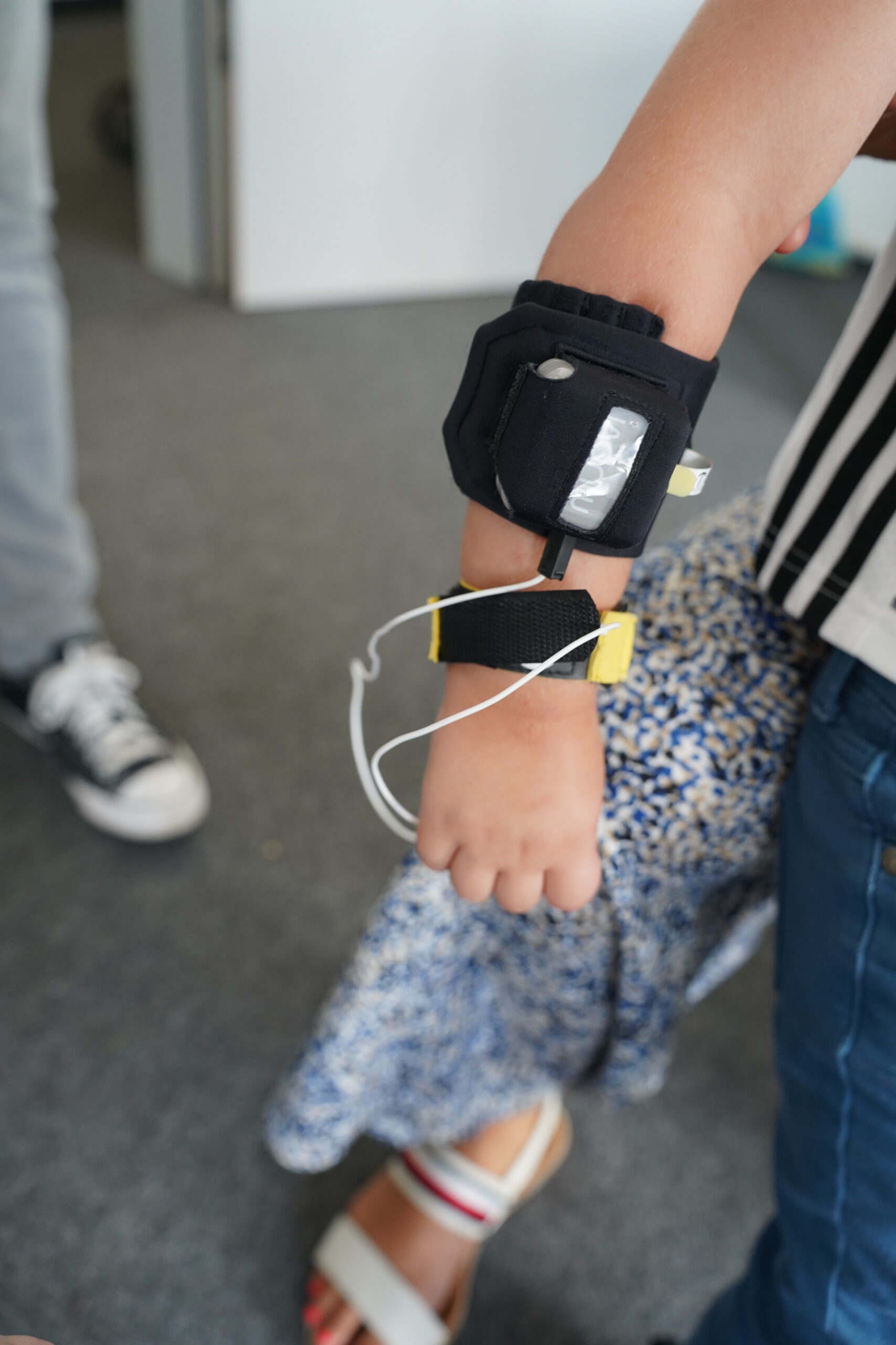 Bild von einem Arm mit Armband zur tragbaren Messung von Elektromyographie.